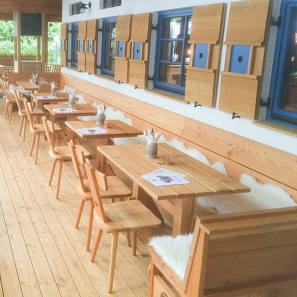 Gastronomieeinrichtung, Gastro Bänke, Gastro Tische, Gastro Stühle, Massivholz