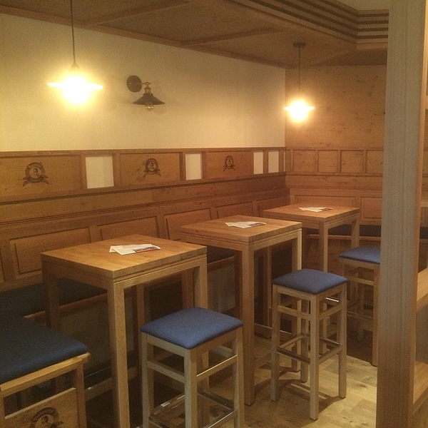 Gastro Stehtisch, Massivholztisch, Barhocker, Polsterhocker für die Bar